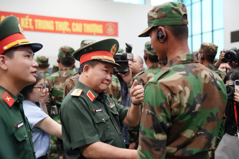 Cảnh sát đang có mặt tại một trung tâm cộng đồng gần hiện trường để hỗ trợ người thân xác định danh tính nạn nhân